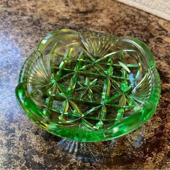 Stunning set of 1950s harlequin coloured glass trinket dishes - - Picture 2 of 2